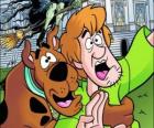 Scooby-Doo ve onun arkadaşı Shaggy uzak korkmuş çalışıyor
